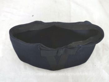 Voici un ancien chapeau en feutre marine, forme tricorne,très haut sur le devant ou asymétrique en le disposant sur le coté. Une originalité des années 40/50 pour un air vintage assuré ! Fait main.