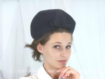 Voici un ancien chapeau en feutre marine, forme tricorne,très haut sur le devant ou asymétrique en le disposant sur le coté. Une originalité des années 40/50 pour un air vintage assuré ! Fait main.