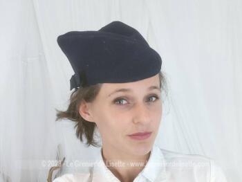 Voici un ancien chapeau en feutre marine, forme tricorne,très haut sur le devant ou asymétrique en le disposant sur le coté. Une originalité des années 40/50 pour un air vintage assuré ! Fait main.