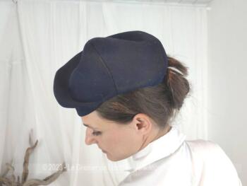 Voici un ancien chapeau en feutre marine, forme tricorne,très haut sur le devant ou asymétrique en le disposant sur le coté. Une originalité des années 40/50 pour un air vintage assuré ! Fait main.