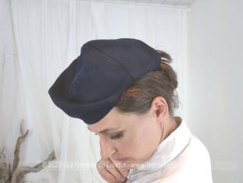 Voici un ancien chapeau en feutre marine, forme tricorne,très haut sur le devant ou asymétrique en le disposant sur le coté. Une originalité des années 40/50 pour un air vintage assuré ! Fait main.