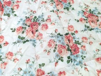 Sur 140 x 155 cm, voici un bel édredon vintage habillé par un tissus mélangé en nylon aux tons et fleurs rose et garni de Ouatine Clevyl et Chlorofibre.  Vintage et chaud, que demander de plus !