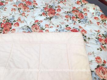 Sur 140 x 155 cm, voici un bel édredon vintage habillé par un tissus mélangé en nylon aux tons et fleurs rose et garni de Ouatine Clevyl et Chlorofibre.  Vintage et chaud, que demander de plus !