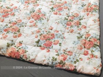 Sur 140 x 155 cm, voici un bel édredon vintage habillé par un tissus mélangé en nylon aux tons et fleurs rose et garni de Ouatine Clevyl et Chlorofibre.  Vintage et chaud, que demander de plus !