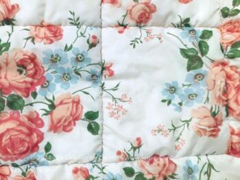 Sur 140 x 155 cm, voici un bel édredon vintage habillé par un tissus mélangé en nylon aux tons et fleurs rose et garni de Ouatine Clevyl et Chlorofibre.  Vintage et chaud, que demander de plus !