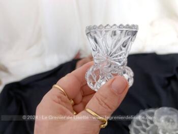 Voici un bougeoir rat de cave  et un autre bougeoir simple en verre très bien ouvragé aussi brillant que du cristal et très tendance shabby.