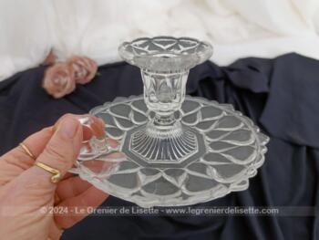 Voici un bougeoir rat de cave  et un autre bougeoir simple en verre très bien ouvragé aussi brillant que du cristal et très tendance shabby.