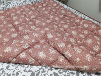 Sur 145 x 150 cm, voici un adorable édredon matelassé à l'allure vintage avec un remplissage ouaté et habillé d'un tissus  en coton mélangé couleur vieux rose avec de petites fleurs, tres tendance shabby.