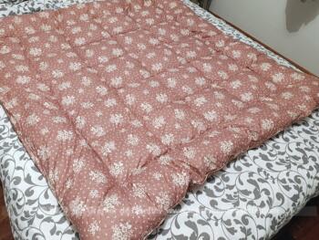 Sur 145 x 150 cm, voici un adorable édredon matelassé à l'allure vintage avec un remplissage ouaté et habillé d'un tissus  en coton mélangé couleur vieux rose avec de petites fleurs, tres tendance shabby.