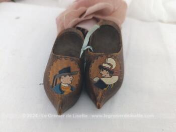 Voici une ancienne et adorable paire petits sabots miniature de 9 x 3.5 cm avec dessins d'un couple de Bretons en tenue folklorique peint à la main.