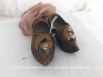 Voici une ancienne et adorable paire petits sabots miniature de 9 x 3.5 cm avec dessins d'un couple de Bretons en tenue folklorique peint à la main.