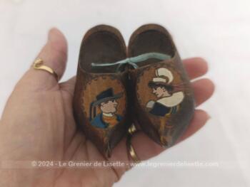 Voici une ancienne et adorable paire petits sabots miniature de 9 x 3.5 cm avec dessins d'un couple de Bretons en tenue folklorique peint à la main.