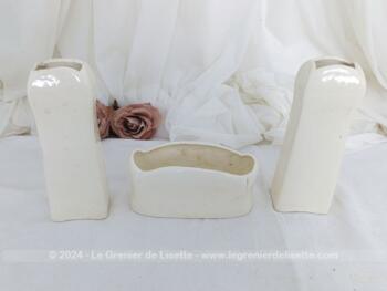 Voici un superbe assortiment numéroté de décor de cheminée composé d'un duo de vases et d'une mini jardinière, le tout décoré d'un écusson cerné d'un liseré doré avec un rose au centre. Très tendance shabby.