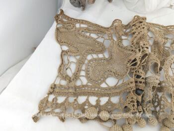 Original et fait main, voici un long tour de cheminée en fil de coton bistre de 30 x 190 cm, tout en maille filet et dentelle de Richelieu se terminant par des pompons glands. Piece unique.