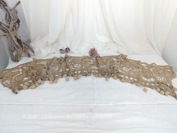 Original et fait main, voici un long tour de cheminée en fil de coton bistre de 30 x 190 cm, tout en maille filet et dentelle de Richelieu se terminant par des pompons glands. Piece unique.