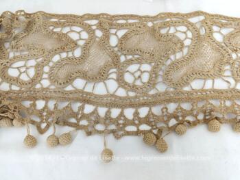 Original et fait main, voici un long tour de cheminée en fil de coton bistre de 30 x 190 cm, tout en maille filet et dentelle de Richelieu se terminant par des pompons glands. Piece unique.