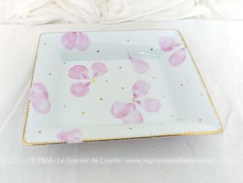 Voici un superbe vide poche ou petit plat de présentation tout en céramique blanche décoré de fleurs roses avec liseré doré en bordure et signé au dos des lettres dorées S.G.