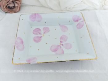 Voici un superbe vide poche ou petit plat de présentation tout en céramique blanche décoré de fleurs roses avec liseré doré en bordure et signé au dos des lettres dorées S.G.