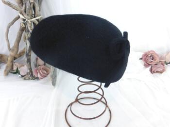 Ancien chapeau bibi, forme béret en feutre noir  avec un large rebord sur l'avant et un petit noeud forme ganse à l'arrière.