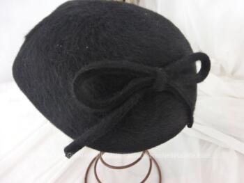 Ancien chapeau bibi, forme béret en feutre noir  avec un large rebord sur l'avant et un petit noeud forme ganse à l'arrière.