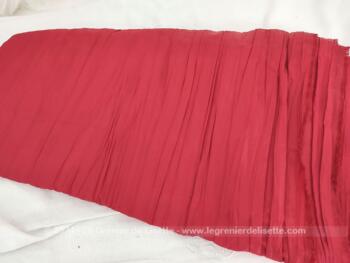 Sur 145 x 235 cm, voici un long coupon de tissus épais et en polyester rouge coquelicot entièrement formé par du froissé aléatoire pour un effet superbe.