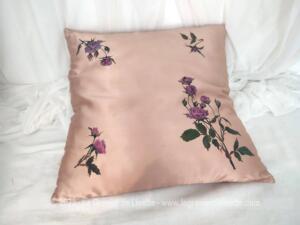 Coussin soie couleur camel aux roses fuchsia peint main