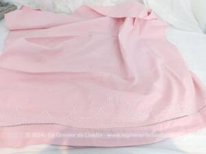 Ancien petit drap rose bébé broderies et monogrammes JMA