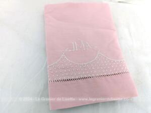 Ancien petit drap rose bébé broderies et monogrammes JMA