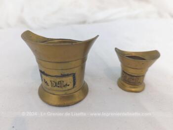 Voici  un duo  de petits pots pichets doseurs en laiton représentant pour le plus grand 1/2 Décilitre et le plus petit 1 Centilitre avec une belle patine.