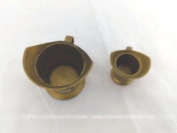 Voici  un duo  de petits pots pichets doseurs en laiton représentant pour le plus grand 1/2 Décilitre et le plus petit 1 Centilitre avec une belle patine.