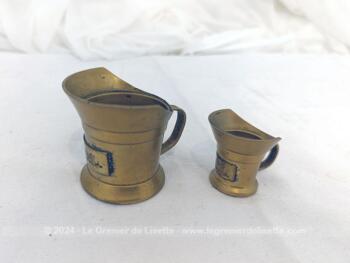 Voici  un duo  de petits pots pichets doseurs en laiton représentant pour le plus grand 1/2 Décilitre et le plus petit 1 Centilitre avec une belle patine.