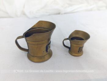 Voici  un duo  de petits pots pichets doseurs en laiton représentant pour le plus grand 1/2 Décilitre et le plus petit 1 Centilitre avec une belle patine.