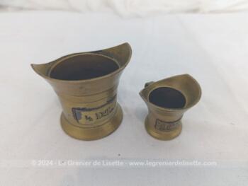 Voici  un duo  de petits pots pichets doseurs en laiton représentant pour le plus grand 1/2 Décilitre et le plus petit 1 Centilitre avec une belle patine.