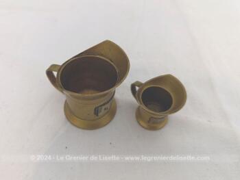 Voici  un duo  de petits pots pichets doseurs en laiton représentant pour le plus grand 1/2 Décilitre et le plus petit 1 Centilitre avec une belle patine.