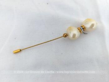 Sur 12.5 cm de long, voici une épingle fibule à chapeau bien originale composée de deux perles de forme biscornue avec 3 anneaux en strass entre les deux. Idéale pour chapeaux ou en décoration.