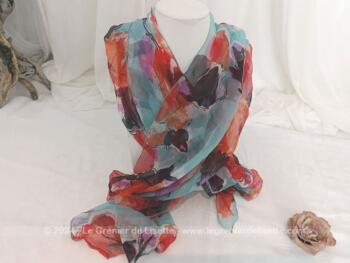 Voici un superbe foulard, beau mélange de tons bleue pastel et divers tons rouge réalisé en 100% en crêpe de soie et Made in France, signé Mark Rozier.