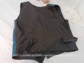 Correspondant à une taille 3, voici un beau gilet de costume pour homme en tissus satiné décoré de volutes et arabesques dans les tons bleus lagon et vert. De la marque Imag'In , Made in France. Beau style seventeen. Superbe !