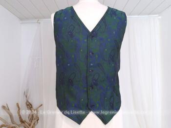 Correspondant à une taille 3, voici un beau gilet de costume pour homme en tissus satiné décoré de volutes et arabesques dans les tons bleus lagon et vert. De la marque Imag'In , Made in France. Beau style seventeen. Superbe !