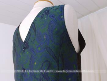 Correspondant à une taille 3, voici un beau gilet de costume pour homme en tissus satiné décoré de volutes et arabesques dans les tons bleus lagon et vert. De la marque Imag'In , Made in France. Beau style seventeen. Superbe !