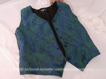 Correspondant à une taille 3, voici un beau gilet de costume pour homme en tissus satiné décoré de volutes et arabesques dans les tons bleus lagon et vert. De la marque Imag'In , Made in France. Beau style seventeen. Superbe !