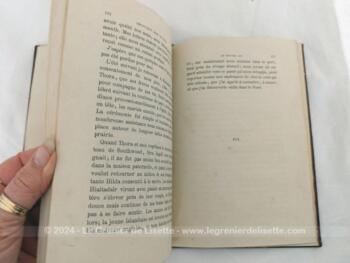 Ancien livre édité en 1876 par la Société des Livres Religieux comprenant  sur 123 pages "Le Plus Proche Voisin" et "Découvert dans le Nord" écrit par Frances Browne et traduit de l'anglais par Mme Dussaud-Roman. Reliure cartonnée imitation lézard.