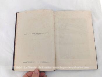 Ancien livre édité en 1876 par la Société des Livres Religieux comprenant  sur 123 pages "Le Plus Proche Voisin" et "Découvert dans le Nord" écrit par Frances Browne et traduit de l'anglais par Mme Dussaud-Roman. Reliure cartonnée imitation lézard.