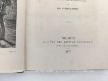 Ancien livre édité en 1876 par la Société des Livres Religieux comprenant  sur 123 pages "Le Plus Proche Voisin" et "Découvert dans le Nord" écrit par Frances Browne et traduit de l'anglais par Mme Dussaud-Roman. Reliure cartonnée imitation lézard.