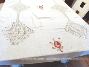 Nappe tissus coton broderies point de croix et grandes incrustations dentelle