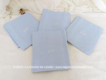 Sur 56 x 49 cm, voici un lot de 4 serviettes en coton damassé bleu pastel bordé tout autour d'un fin jour de Venise et les monogrammes HD  brodés au centre en fil blanc.