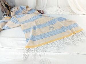 Serviette ancienne décors jaune et bleu franges et monogrammes MM