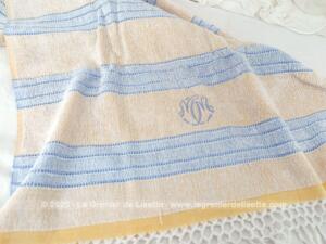 Serviette ancienne décors jaune et bleu franges et monogrammes MM