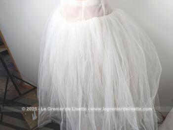 En taille 34, voici un long jupon vintage réalisé avec différentes couches de tulle blanc, parfait pour compléter une robe de marié . Superbe !