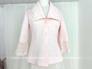 Totalement vintage, voici une superbe liseuse, veste d'intérieur pour femme en nylon rose avec de belles fins de manches en dentelle évasée de la marque GAM  et correspondant taille 40.