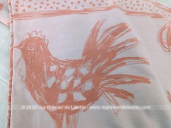 Création de Zofia Rostand, voici une superbe nappe rectangulaire de 155 x 280 cm réalisée dans un beau coton épais couleur saumon avec des dessins enfantins de poules. Aussi belle à l'endroit qu'à l'envers.